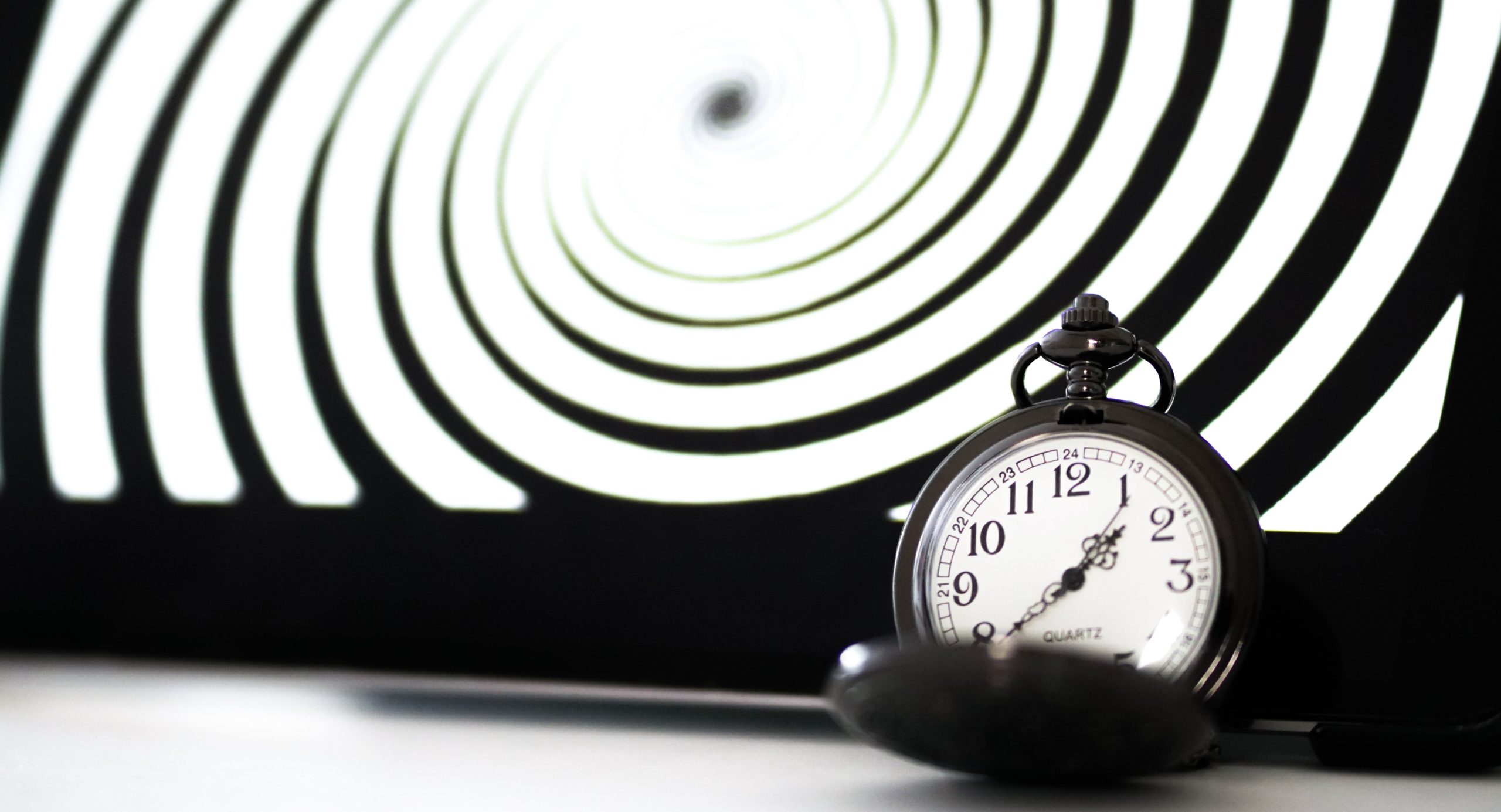 mk hamilton xMfm9dJXE60 unsplash scaled Trouver un Hypnotiseur ou Mentaliste