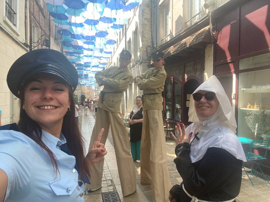 image 1 Gendarmes de Saint-Tropez sur Échasses | Animation Événementielle Hauts-de-France