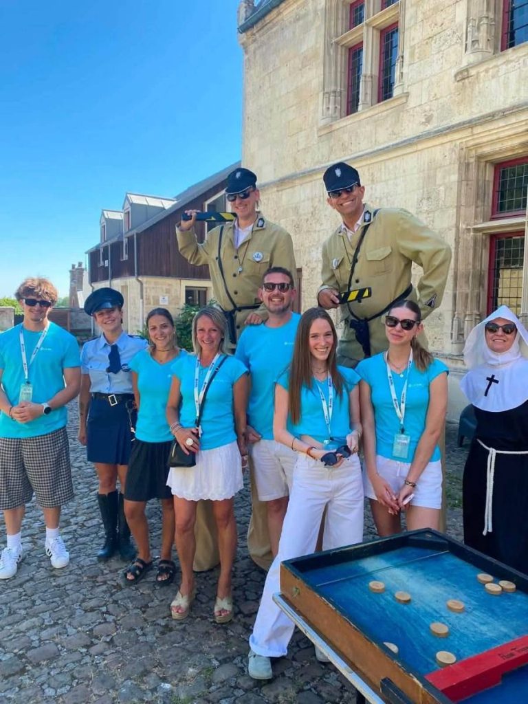 image 2 Gendarmes de Saint-Tropez sur Échasses | Animation Événementielle Hauts-de-France
