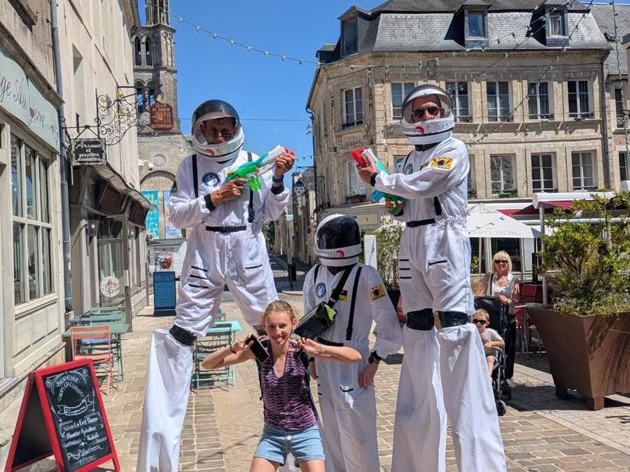 image 5 Extraterrestres Échassiers avec Pistolets à Eau | Animation Hauts-de-France