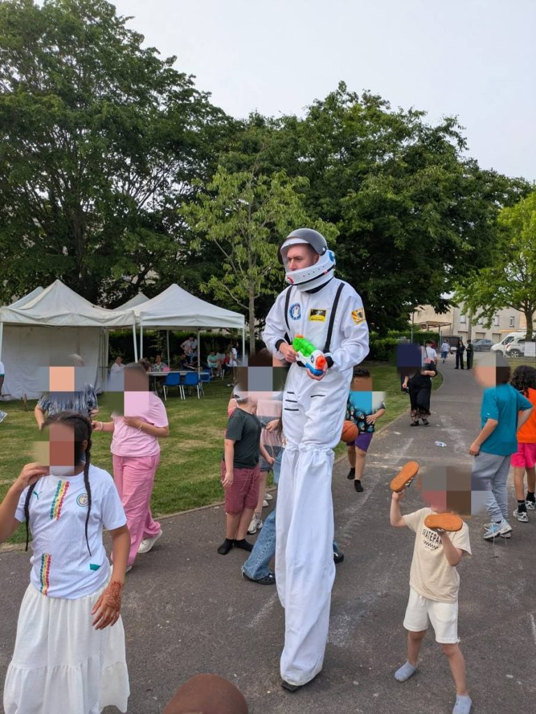 image 9 Extraterrestres Échassiers avec Pistolets à Eau | Animation Hauts-de-France